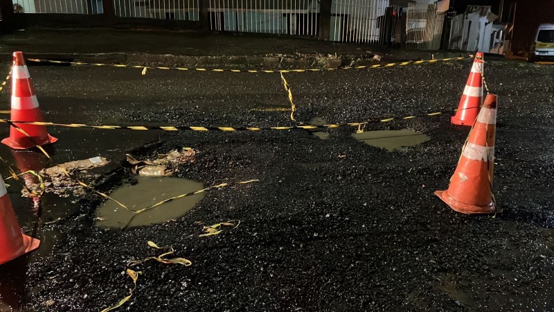 Motociclistas sofrem quedas em buracos e DTT sinaliza rua em Criciúma 