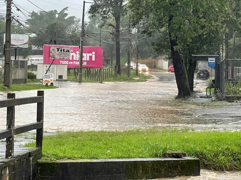 Trânsito: motoristas arriscam e atravessam rua coberta por água em Criciúma; vídeo