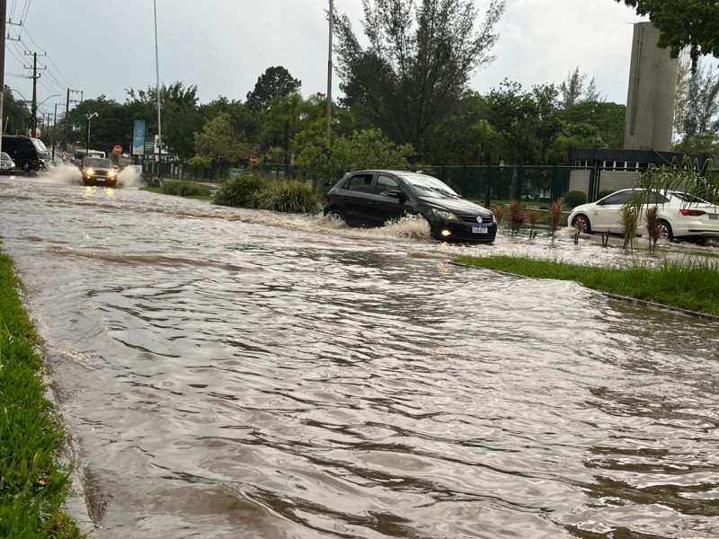 Chuva intensa alaga ruas no bairro Universitário