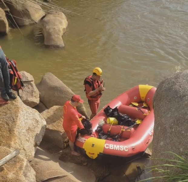 Bombeiros continuam buscas por menina desaparecida em Pedras Grandes