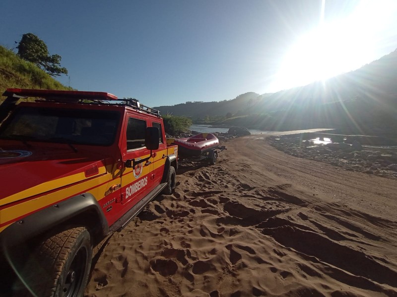 Há quatro dias desaparecida, bombeiros seguem buscas para encontrar menina que se afogou em rio