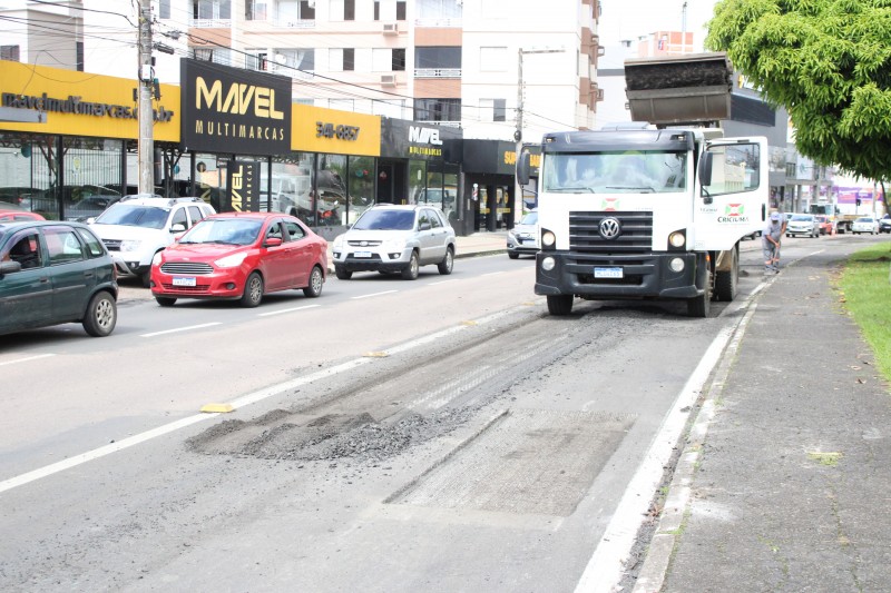 Obras de revitalização do asfalto causam lentidão no trânsito na avenida Centenário