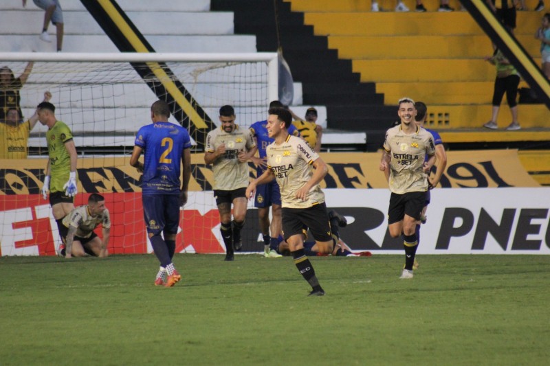 Criciúma vence Nação e se isola na liderança do Catarinense