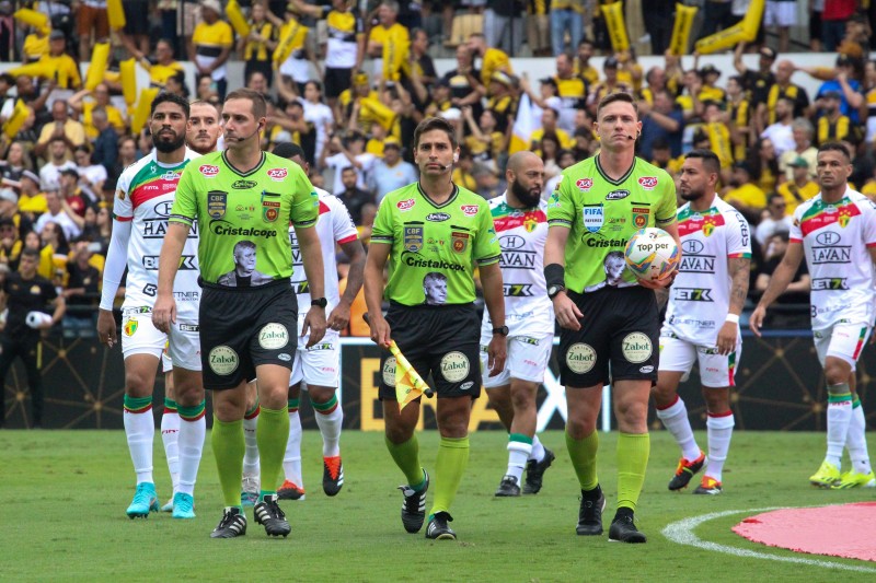 Brusque se manifesta sobre arbitragem da final do Catarinense: ‘é difícil assimilar tamanha injustiça'