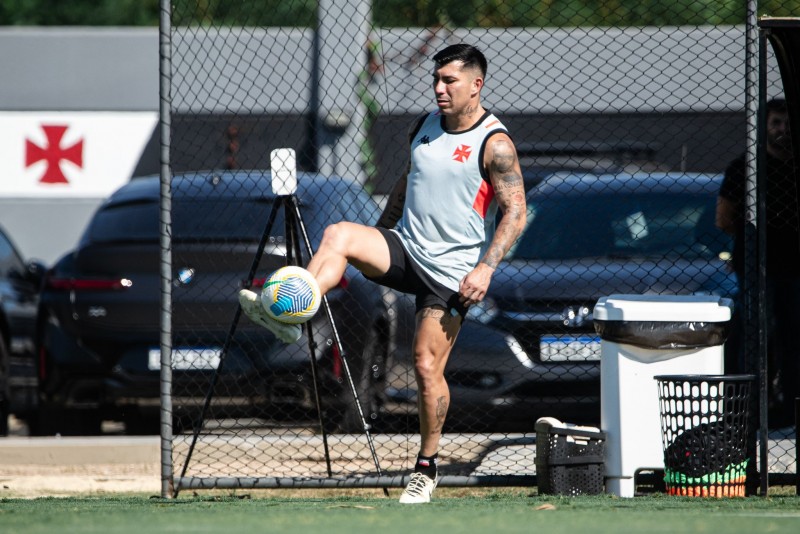 Vasco: zagueiro Medel retorna do Chile e pode ser novidade contra o Criciúma 