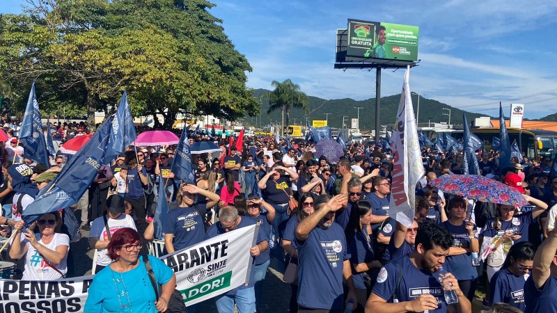 Greve dos professores: Sinte reúne mais de cinco mil trabalhadores em Florianópolis