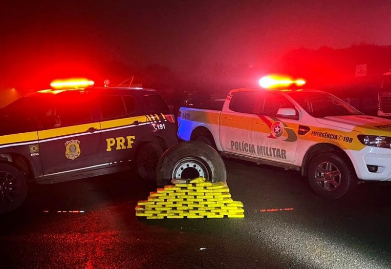 No oeste catarinense, PRF e PMRv encontram 53 quilos de drogas em carreta com donativos para o RS