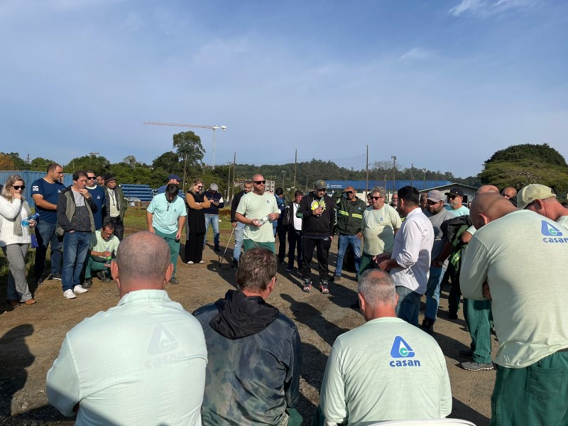 Em greve, mais de 100 funcionários da Casan realizam ato em Criciúma 