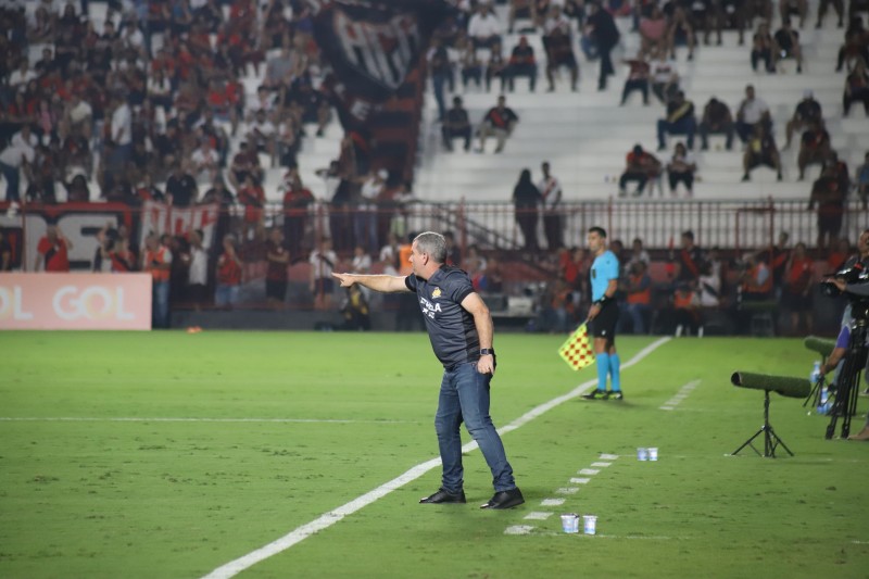 Cláudio Tencati elogia elenco, ressalta foco dos atletas e avalia: ‘uma vitória maiúscula’ 