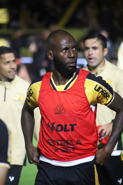 ‘Negro safado’: gritos racistas são proferidos contra Allano durante partida diante do Atlético-GO 