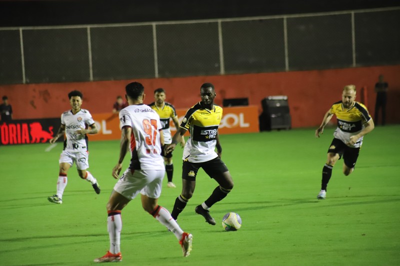 Com gols no primeiro tempo, Criciúma é derrotado pelo Vitória e perde duas posições no Brasileiro