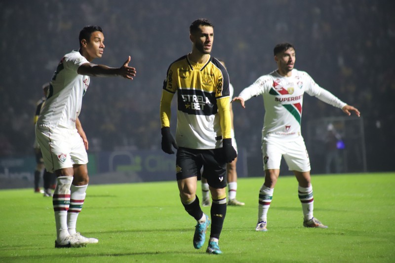 Fluminense marca no final do segundo tempo e arranca empate do Criciúma no Majestoso 