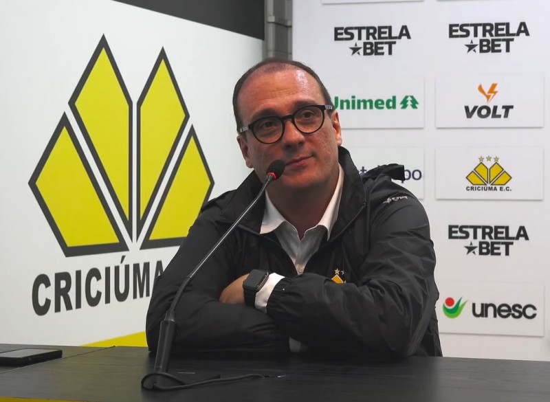 Alex Brasil diz receber críticas com tranquilidade e garante chegada de contratações