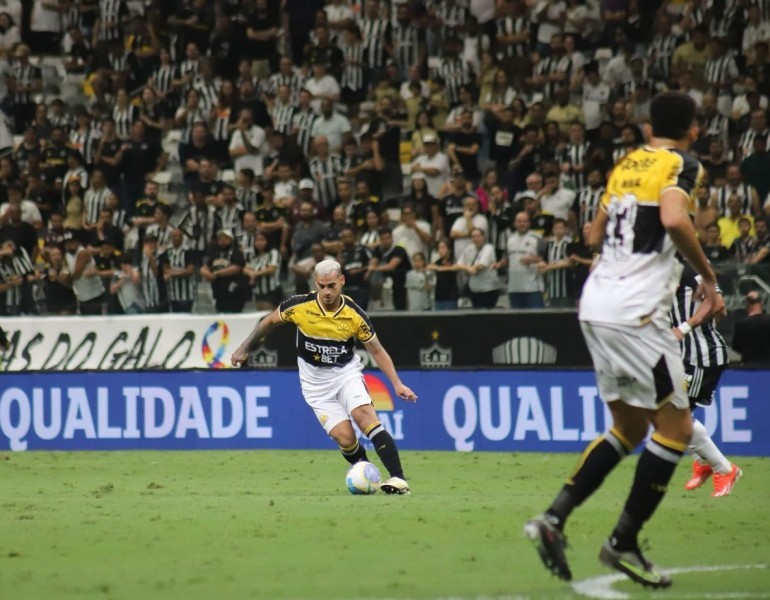 Suspensão imposta a Trauco gera problema na lateral-esquerda do Criciúma