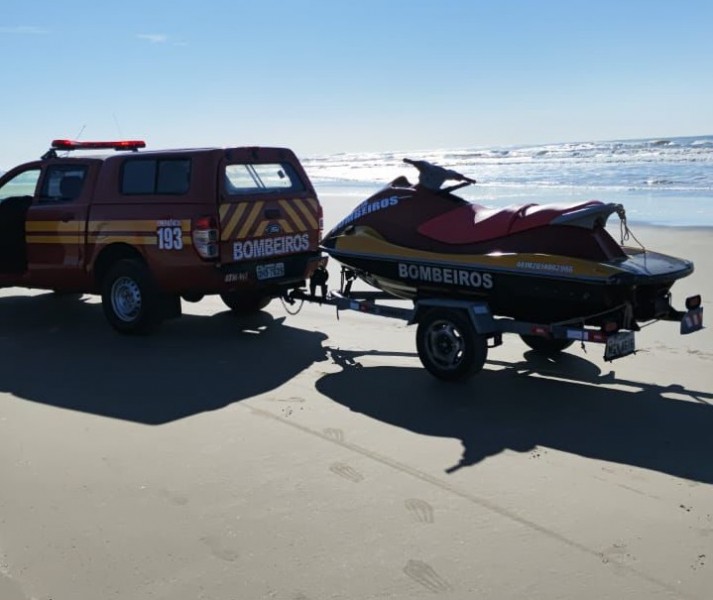 Bombeiros ainda procuram por pescador desaparecido durante naufrágio em Passo de Torres