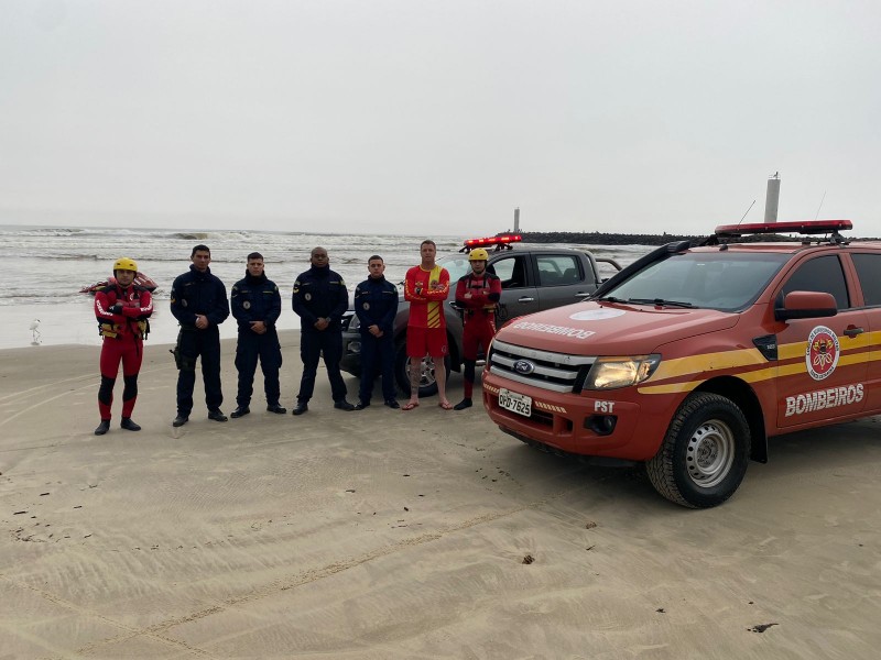 Com ajuda da Marinha, bombeiros iniciam mais um dia de buscas por pescador desaparecido durante naufrágio