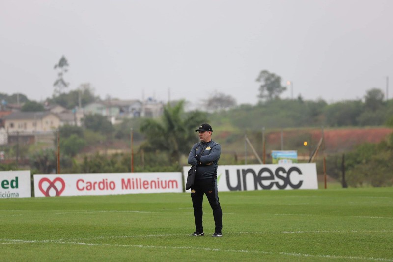 Quem joga? Sem Bolasie, Tencati deve optar por Arthur Caíke ou Felipe Vizeu; comentaristas opinam