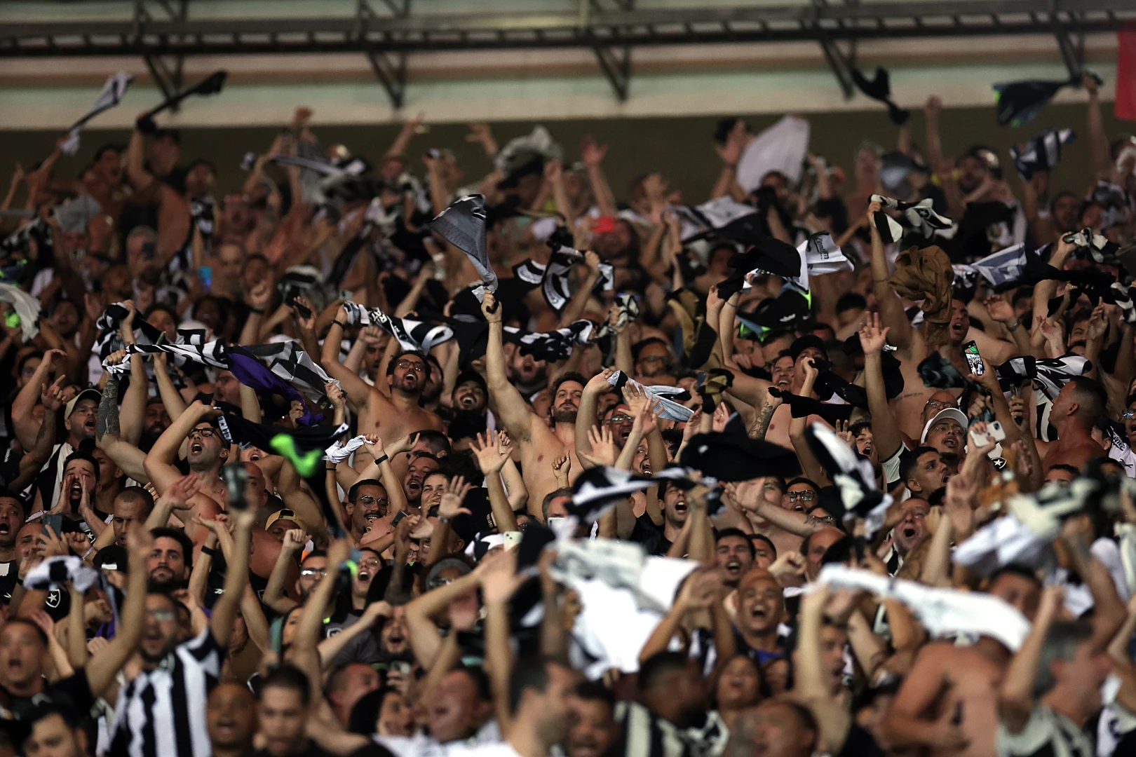 Cerca de 60 mil torcedores do Botafogo devem comparecer ao Maracanã para confronto contra o Criciúma