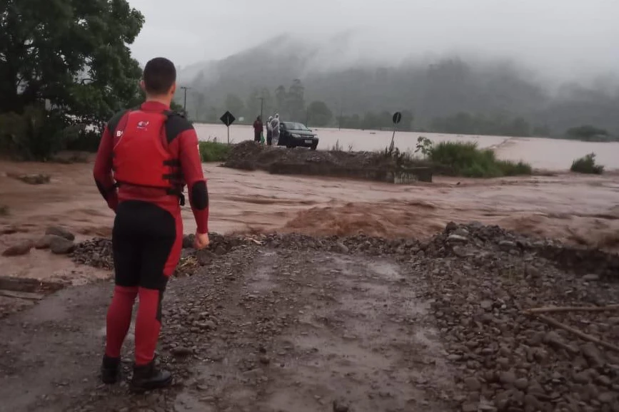 Quatro homens são resgatados por trator após ficarem ilhados em Jacinto Machado