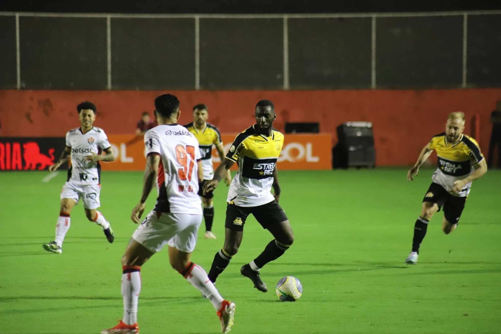 Em confronto direto na briga pelo rebaixamento, Criciúma e Vitória se enfrentam no Majestoso