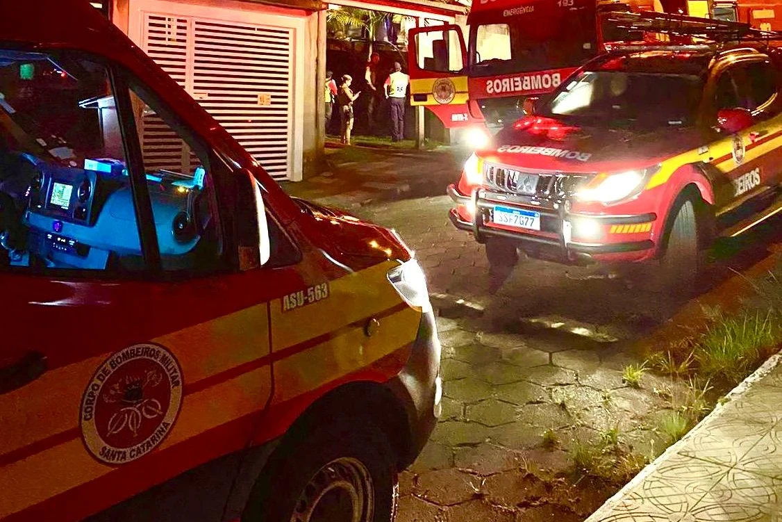 HOMEM É ENCAMINHADO AO HOSPITAL APÓS CASA PEGAR FOGO NO CENTRO DE CRICIÚMA