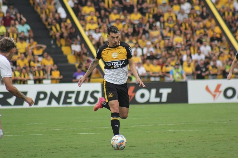 Formado nas categorias de base do Tigre, Claudinho é anunciado pelo Vitória