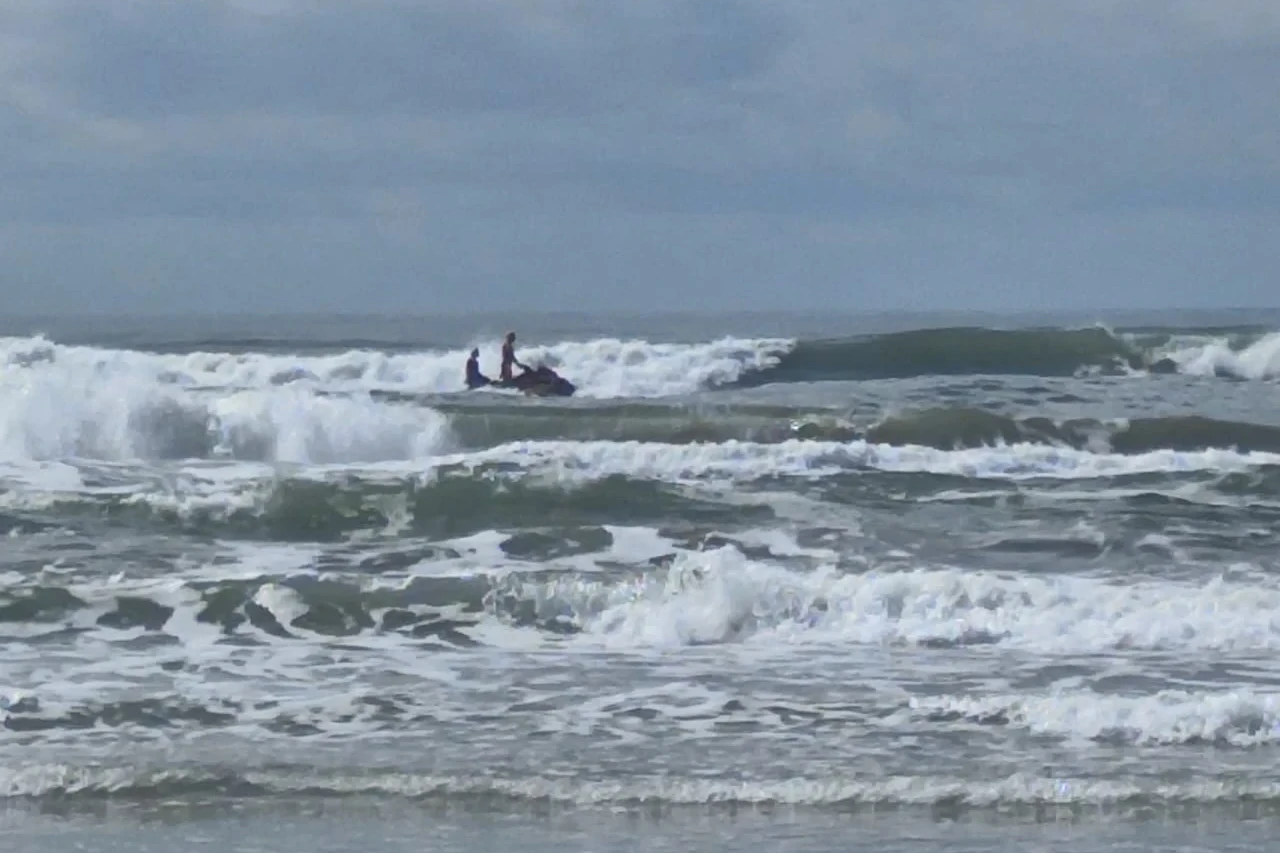 Bombeiros retomam buscas para encontrar pescador desaparecido