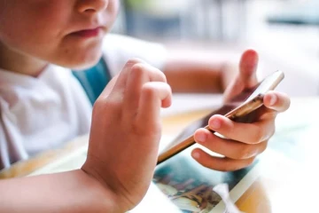 Sem celulares nas escolas: mais foco, aprendizado e interação social