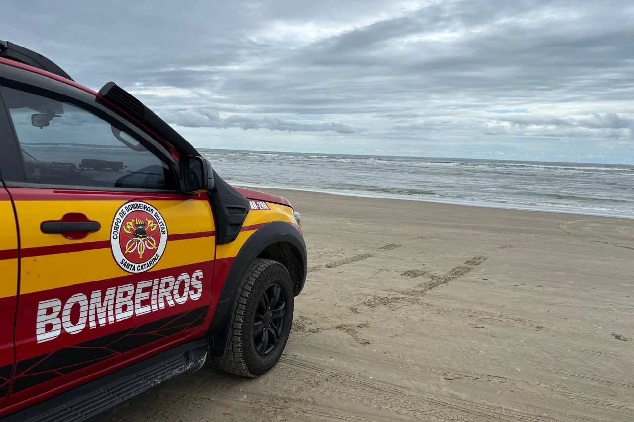 Com drone e equipe de dez bombeiros, buscas por pescador desaparecido são retomadas