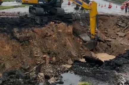 Fortes chuvas abrem cratera na BR-101 e trânsito é bloqueado