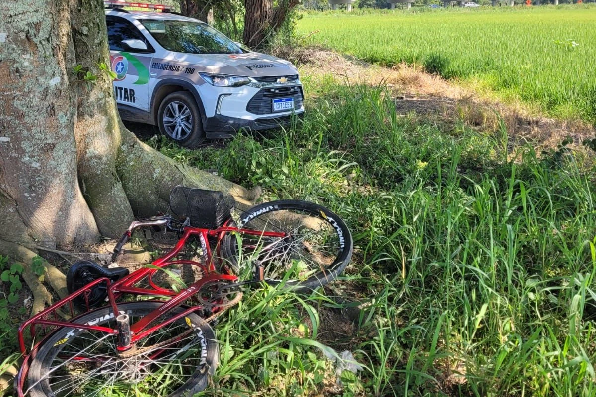 Homem liga para a PM para se entregar e confessa assassinatos de mulher e enteado