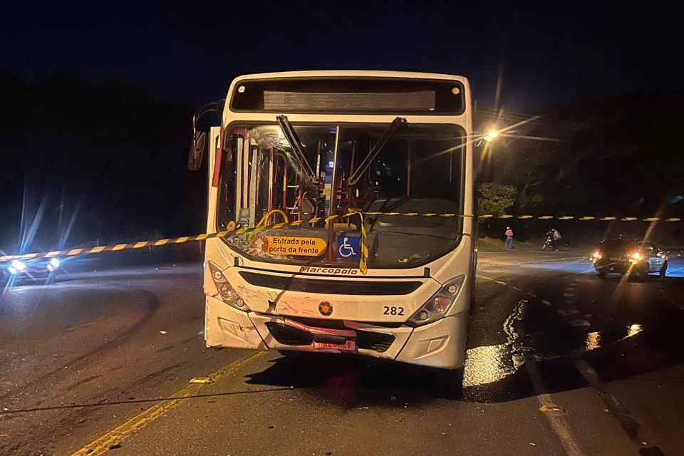 Motorista fica ferido após colisão entre carro e ônibus em Criciúma
