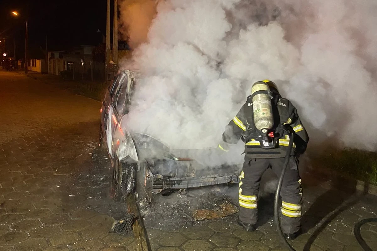 Araranguá: bombeiros combatem incêndio em carro