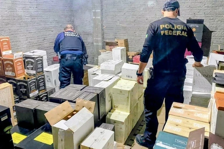Fotos: Polícia Federal investiga venda de bebidas estrangeiras clandestinas no Sul de SC - Portal Engeplus
