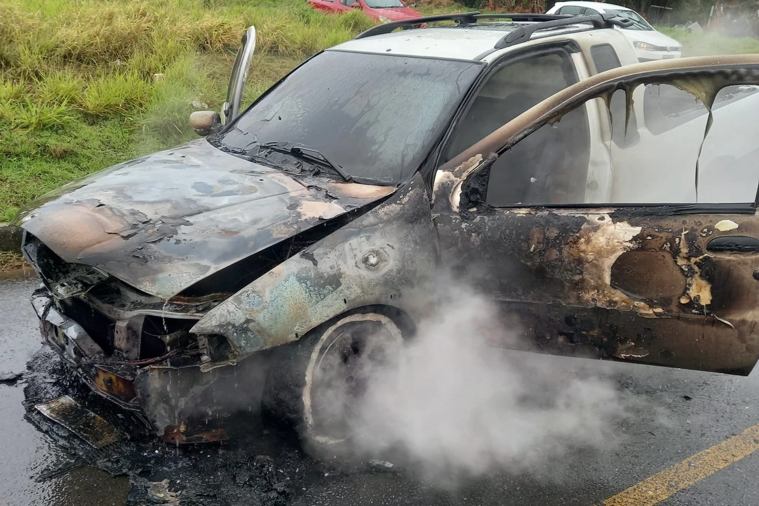 Veículo é destruído por incêndio em Içara - Portal Engeplus