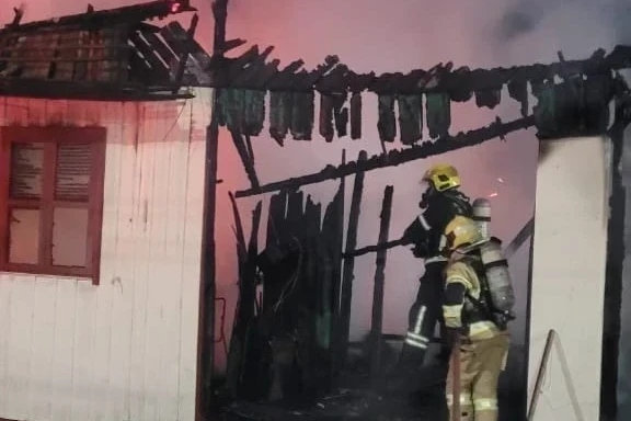 Incêndio começa em carro, destrói casa e obriga família a evacuar residência