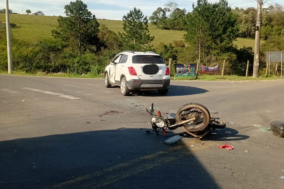 Motociclista sofre afundamento de crânio e fica gravemente ferido após colisão contra veículo