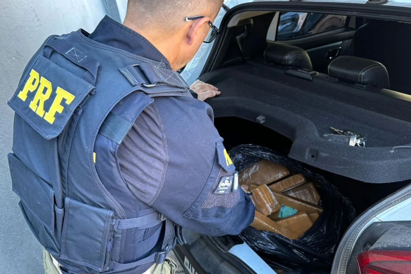 Vídeo: motorista é flagrado na BR-101 transportando 11 quilos de maconha para Criciúma - Portal Engeplus