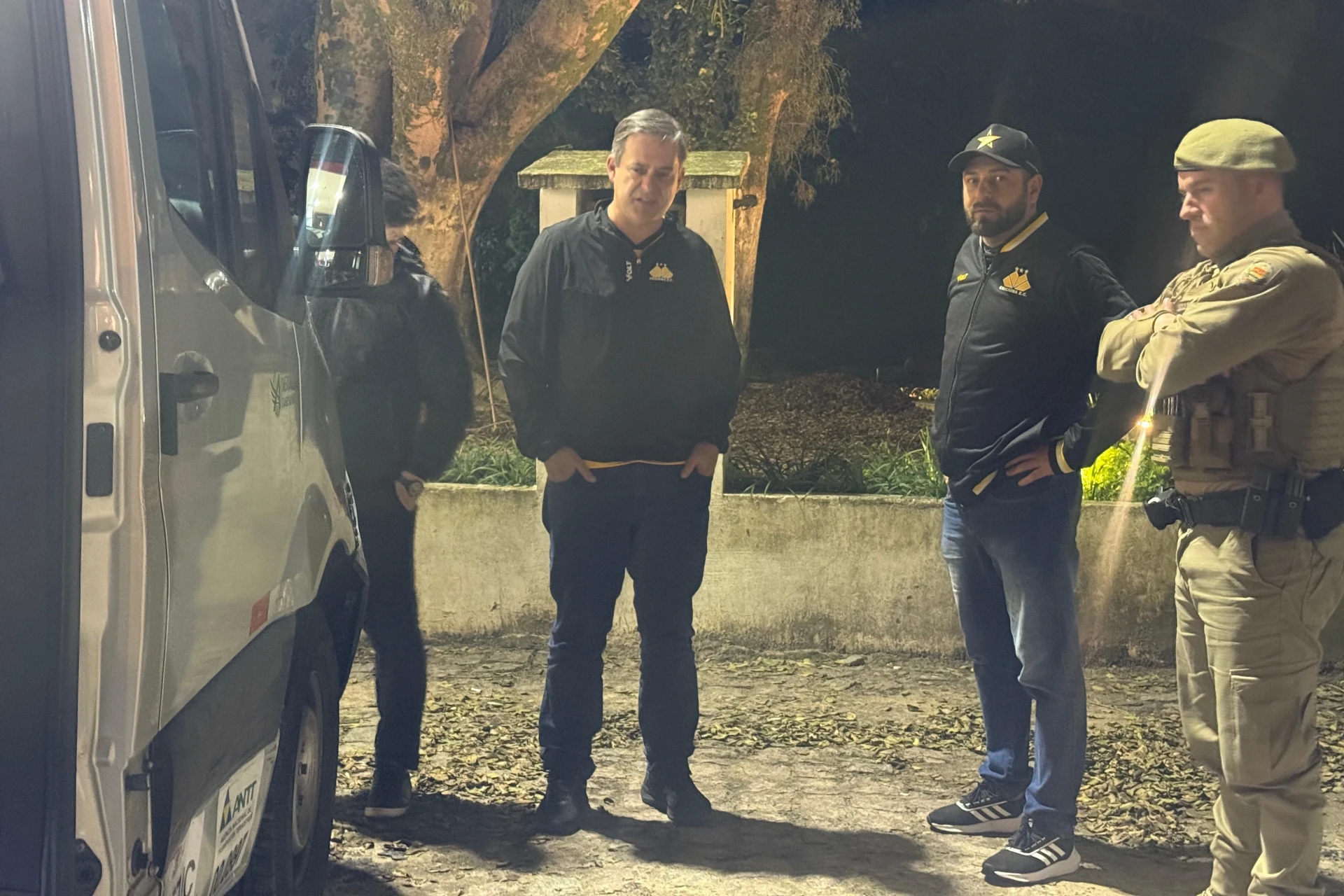Prefeito de Criciúma condena ataque contra van de torcedores: 'vamos atrás desses marginais' - Portal Engeplus