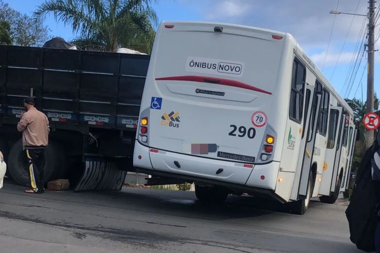 Fotos: caminhão desce rua de ré e colide com ônibus em Criciúma - Portal Engeplus