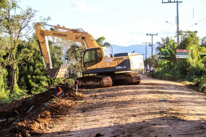 População sofre com obra travada enquanto aguarda impasse entre empresa e Estado