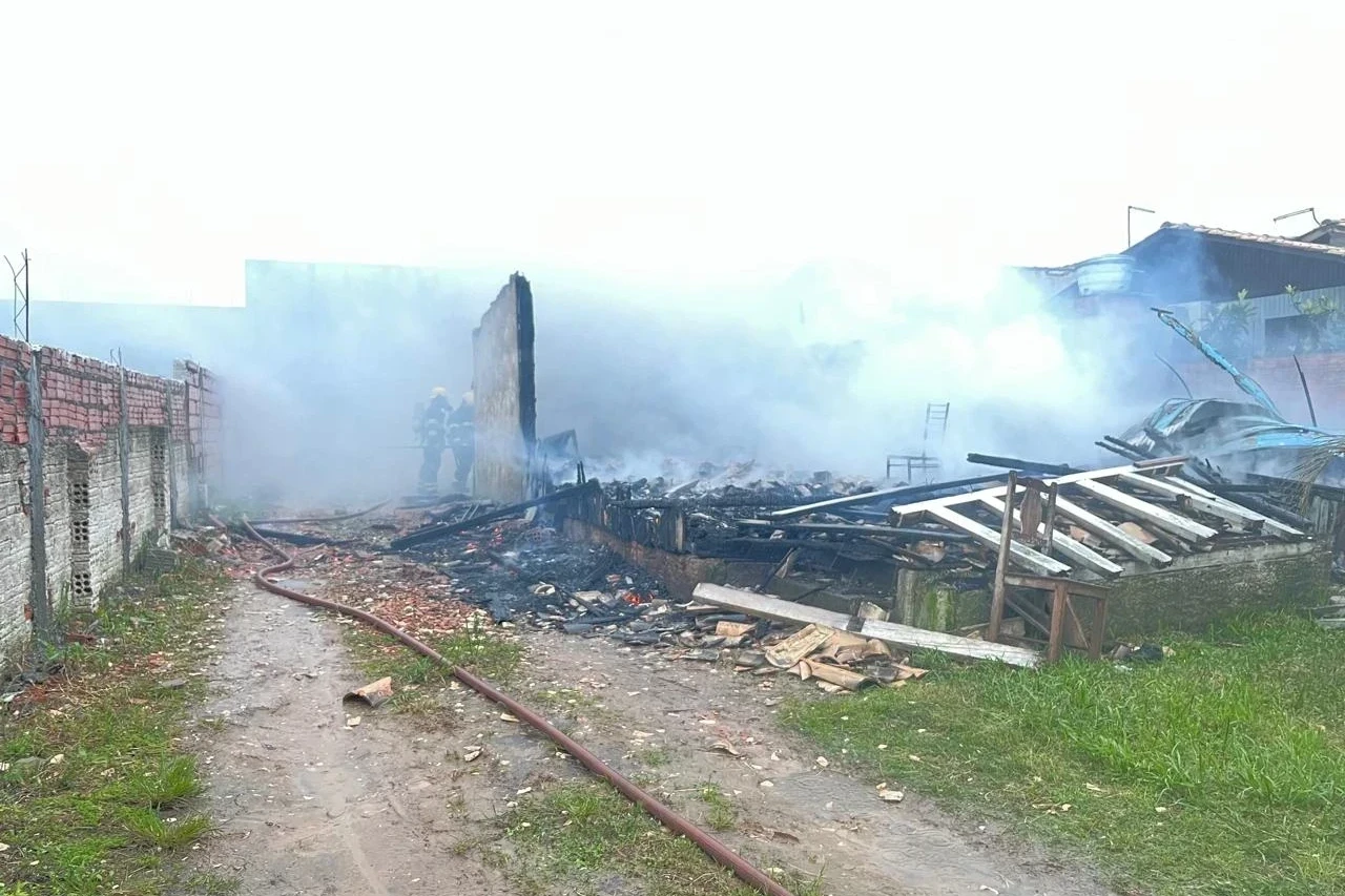 Residência que vítima de feminicídio foi encontrada morta é destruída por incêndio