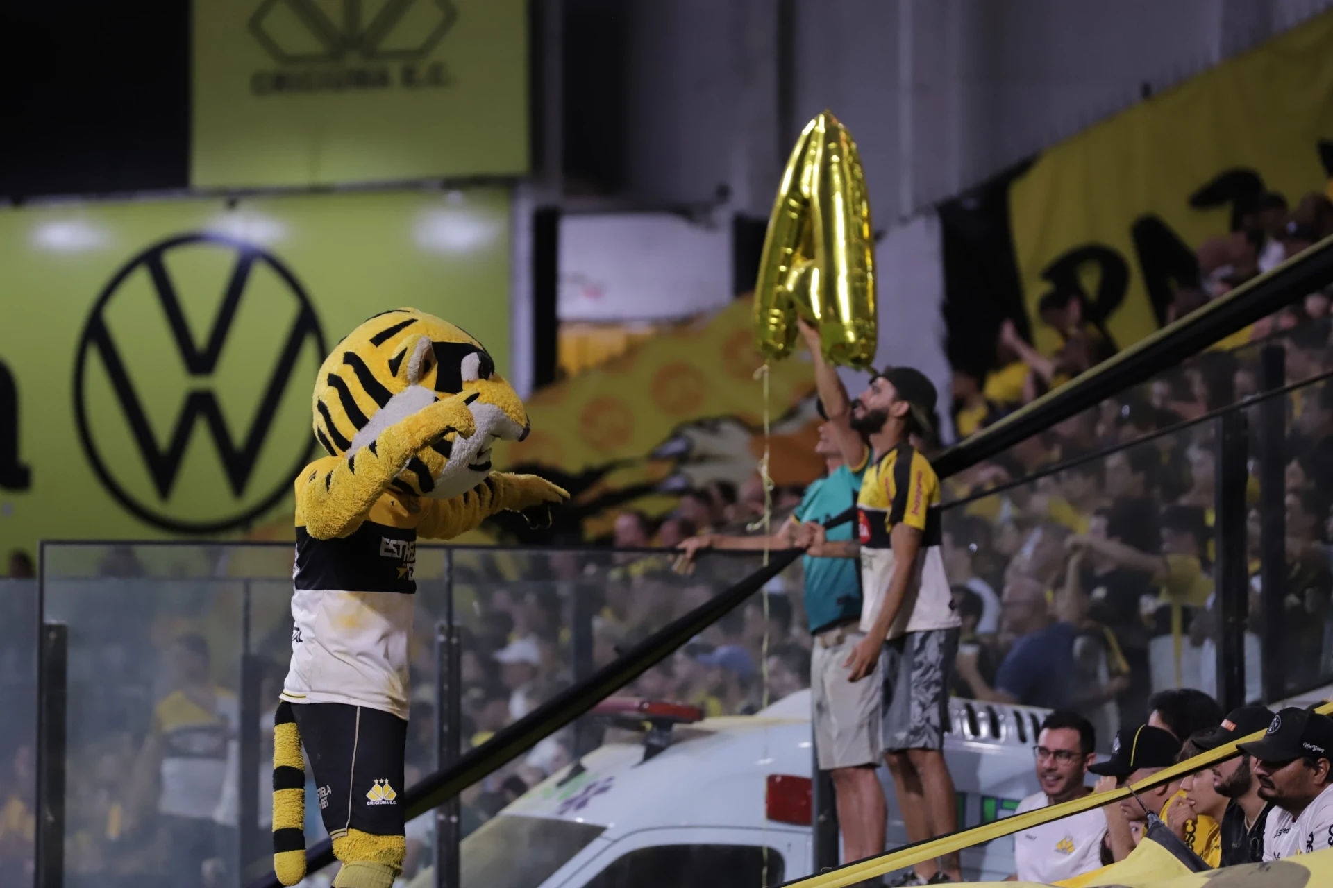 Criciúma promoverá treino aberto, promoção de ingressos e show pirotécnico; confira as ações