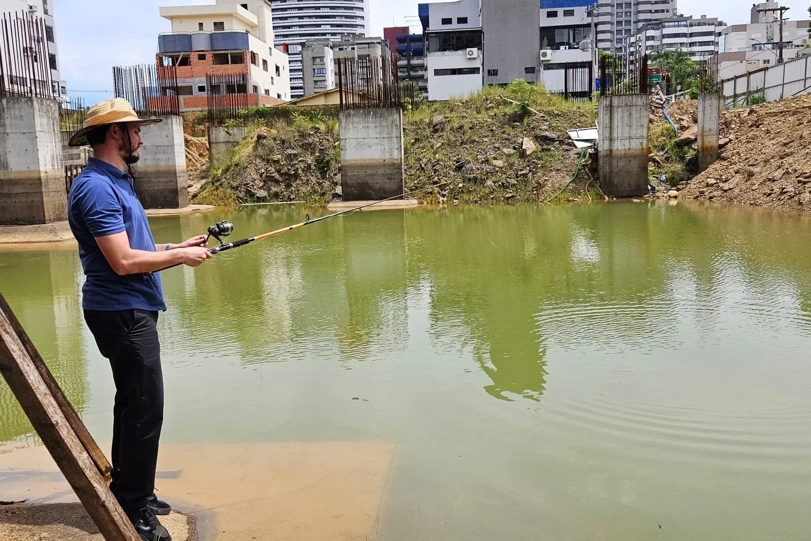 Vereador 'pesca' em vala para criticar obra parada em Criciúma