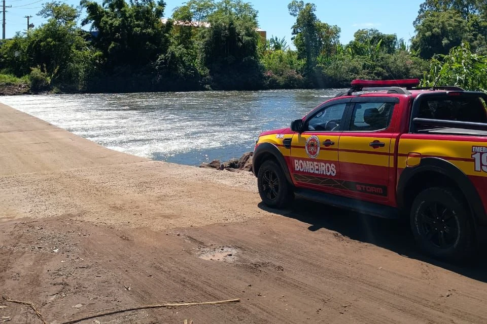 Bombeiros realizam buscas por jovem desaparecido em Turvo