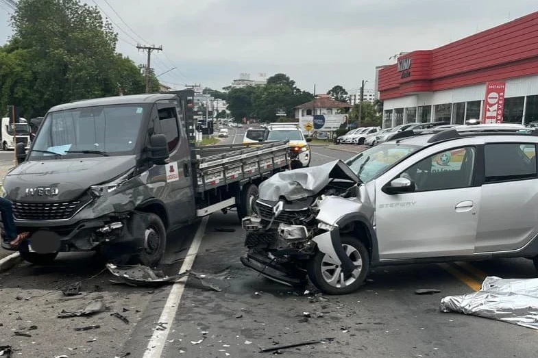 Motorista morre e passageira fica ferida após grave acidente na SC-108 - Portal Engeplus