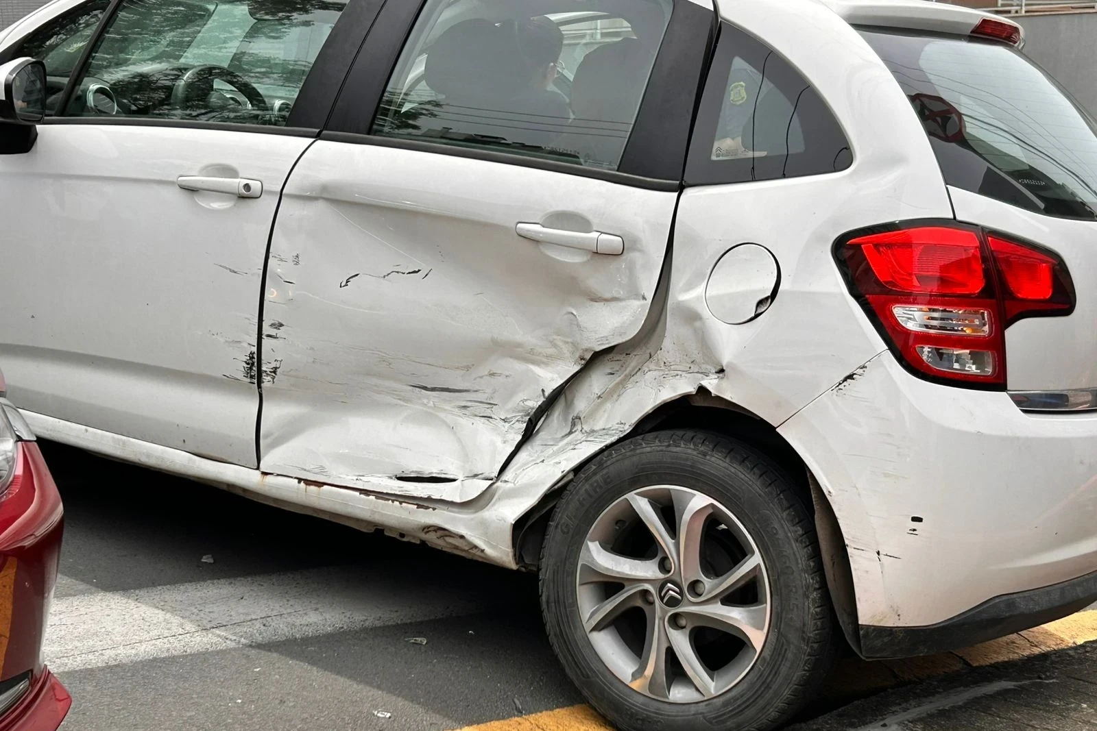 Fotos: três carros colidem em cruzamento movimentado da área central de Criciúma