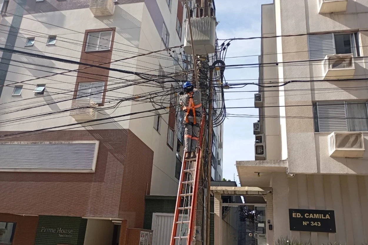 Operação Limpa Fios: mais de seis toneladas de cabos foram retirados de Criciúma em 2025