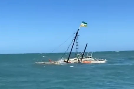 Vídeo: cinco pessoas são resgatadas após naufrágio de embarcação