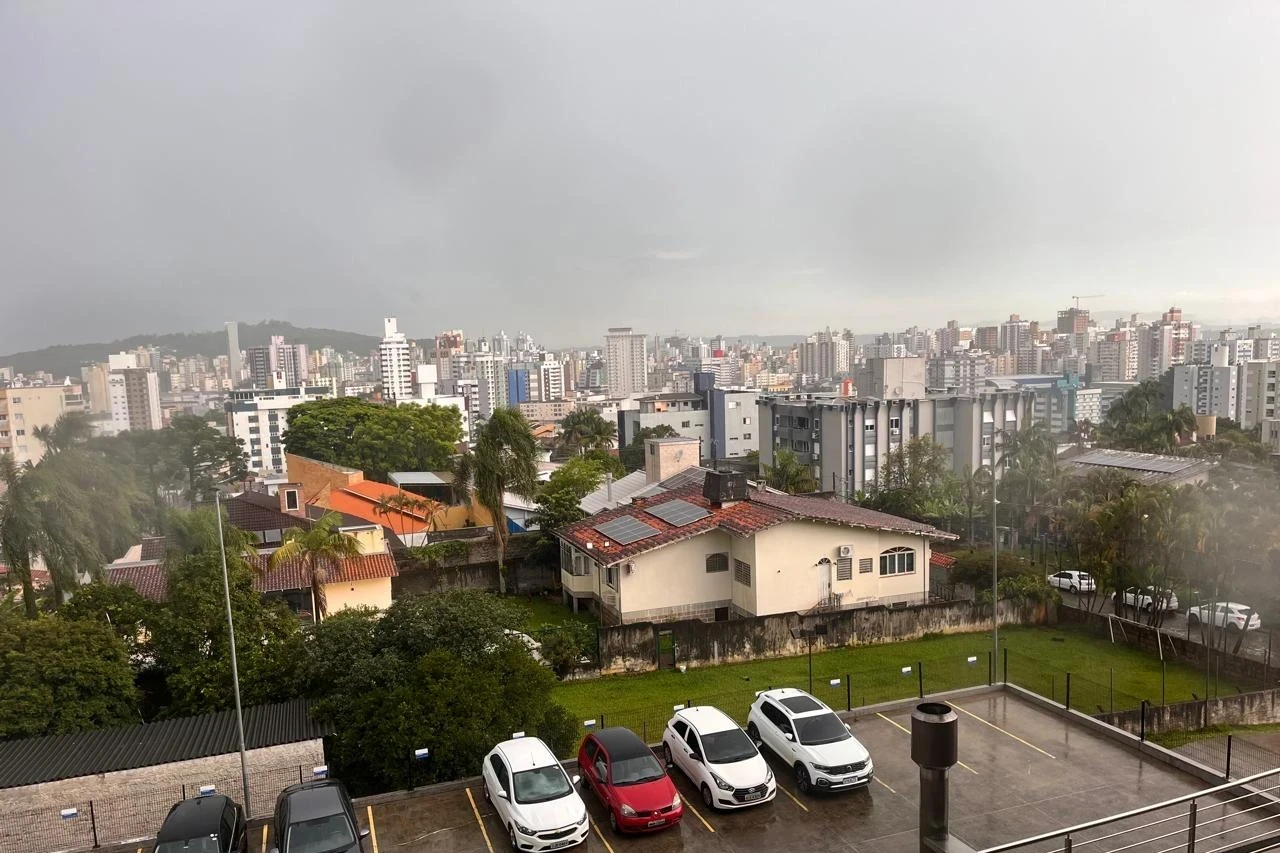 Temporal provoca queda de energia em quase 10 mil unidades consumidoras no Sul de SC